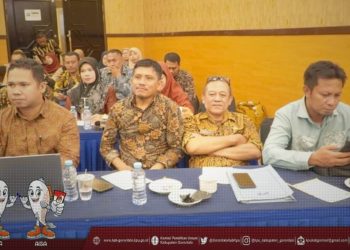 Divisi Sosdiklih KPU Kabupaten Gorontalo saat menghadiri raker pengelolaan media sosial.