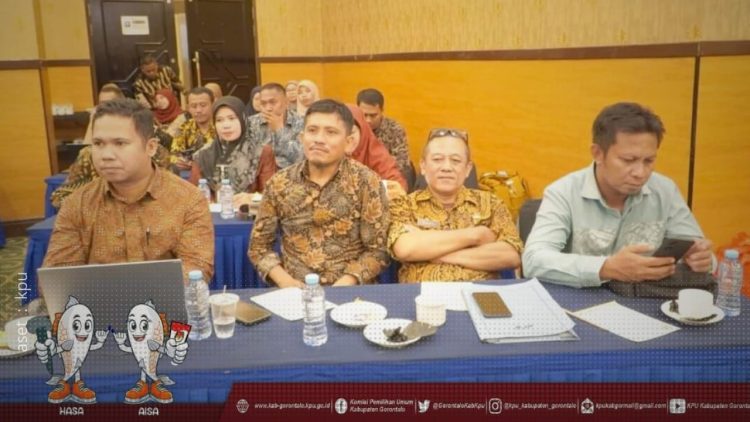 Divisi Sosdiklih KPU Kabupaten Gorontalo saat menghadiri raker pengelolaan media sosial.