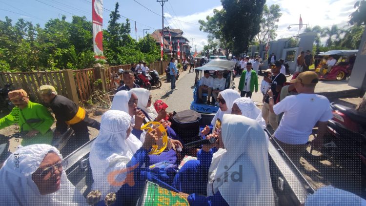 Iringi-iringan pasangan Calon Bupati dan Wakil Bupati, Saipul A. Mbuinga-Iwan S. Adam saat mendaftarkan diri ke KPU Pohuwato.