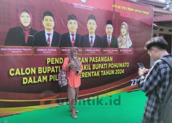 Salah satu warg saat ikut mengabadikan momen di Photo booth area KPU Kabupaten Pohuwato.