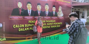 Salah satu warg saat ikut mengabadikan momen di Photo booth area KPU Kabupaten Pohuwato.