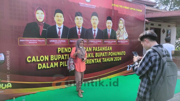 Salah satu warg saat ikut mengabadikan momen di Photo booth area KPU Kabupaten Pohuwato.