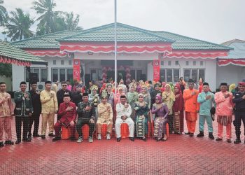 Jajaran Komisioner dan Sekretariat KPU Kabupaten Pohuwato saat mengikuti upacara peringatan HUT ke-79 RI.
