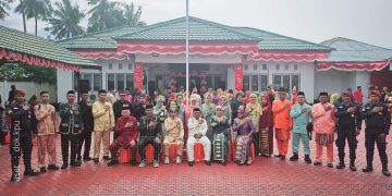 Jajaran Komisioner dan Sekretariat KPU Kabupaten Pohuwato saat mengikuti upacara peringatan HUT ke-79 RI.