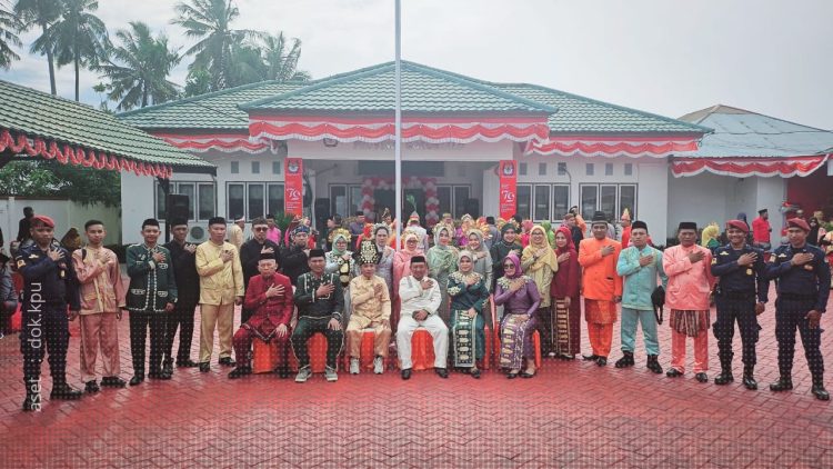 Jajaran Komisioner dan Sekretariat KPU Kabupaten Pohuwato saat mengikuti upacara peringatan HUT ke-79 RI.
