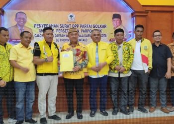 Penyerahan SK B1-KWK Partai Golkar ke Pasangan Saipul A. Mbuinga - Iwan S. Adam.