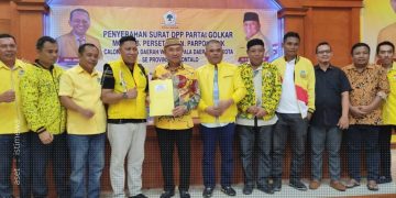 Penyerahan SK B1-KWK Partai Golkar ke Pasangan Saipul A. Mbuinga - Iwan S. Adam.