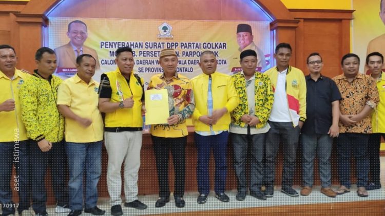 Penyerahan SK B1-KWK Partai Golkar ke Pasangan Saipul A. Mbuinga - Iwan S. Adam.
