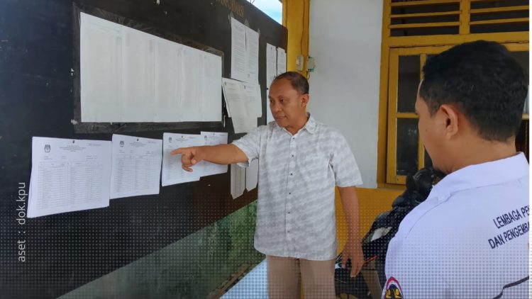 Ketua KPU Provinsi Gorontalo, Sophian Rahmola saat memeriksa papan pengumuman DPT di Desa Teratai, Marisa, Pohuwato, Rabu (25/9/2024).
