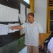 Ketua KPU Provinsi Gorontalo, Sophian Rahmola saat memeriksa papan pengumuman DPT di Desa Teratai, Marisa, Pohuwato, Rabu (25/9/2024).