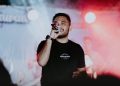Bayu M. Abdullah penyanyi sekaligus Sekdes di Pohuwato saat perform.