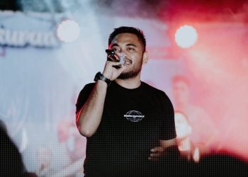 Bayu M. Abdullah penyanyi sekaligus Sekdes di Pohuwato saat perform.