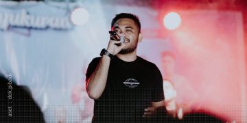 Bayu M. Abdullah penyanyi sekaligus Sekdes di Pohuwato saat perform.
