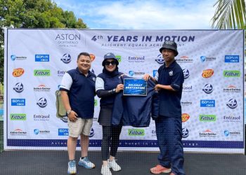 Manajemen Aston Gorontalo saat memberikan setelan jaket olahraga sebagai bentuk apresiasi dan kepada atlet yang akan mengharumkan nama Provinsi Gorontalo dan juga Aston Gorontalo.