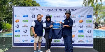 Manajemen Aston Gorontalo saat memberikan setelan jaket olahraga sebagai bentuk apresiasi dan kepada atlet yang akan mengharumkan nama Provinsi Gorontalo dan juga Aston Gorontalo.