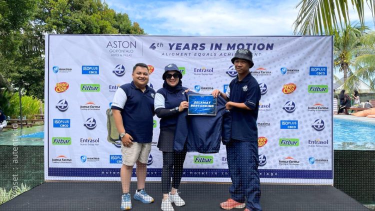Manajemen Aston Gorontalo saat memberikan setelan jaket olahraga sebagai bentuk apresiasi dan kepada atlet yang akan mengharumkan nama Provinsi Gorontalo dan juga Aston Gorontalo.