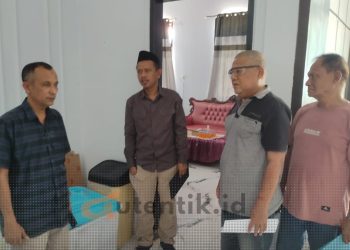 Bakal Calon Bupati Pohuwato, dr. Arifin Abubakar (kiri) saat melakukan konsultasi di KPU Pohuwato, Selasa (3/8/2024).