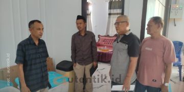 Bakal Calon Bupati Pohuwato, dr. Arifin Abubakar (kiri) saat melakukan konsultasi di KPU Pohuwato, Selasa (3/8/2024).