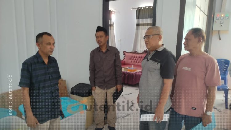 Bakal Calon Bupati Pohuwato, dr. Arifin Abubakar (kiri) saat melakukan konsultasi di KPU Pohuwato, Selasa (3/8/2024).