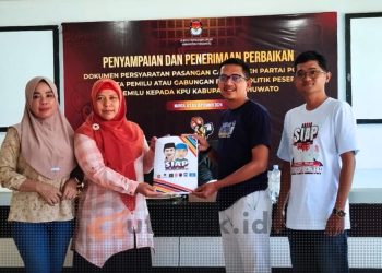 Penyerahan perbaikan dokumen persyaratan pasangan Saipul A. Mbuinga - Iwan S. Adam, di KPU Kabupaten Pohuwato.
