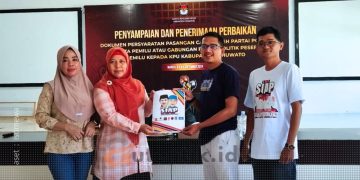 Penyerahan perbaikan dokumen persyaratan pasangan Saipul A. Mbuinga - Iwan S. Adam, di KPU Kabupaten Pohuwato.
