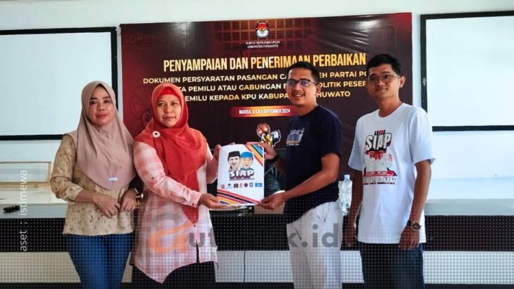 Penyerahan perbaikan dokumen persyaratan pasangan Saipul A. Mbuinga - Iwan S. Adam, di KPU Kabupaten Pohuwato.
