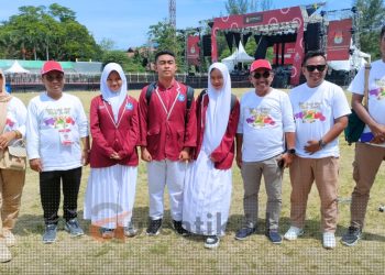 Tiga peserta Cerdas Cermat Pilkada (tengah) diapit Komisioner KPU Kabupaten Pohuwato beserta Anggota PPK Paguat, Rabu (18/9/2024).