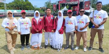 Tiga peserta Cerdas Cermat Pilkada (tengah) diapit Komisioner KPU Kabupaten Pohuwato beserta Anggota PPK Paguat, Rabu (18/9/2024).