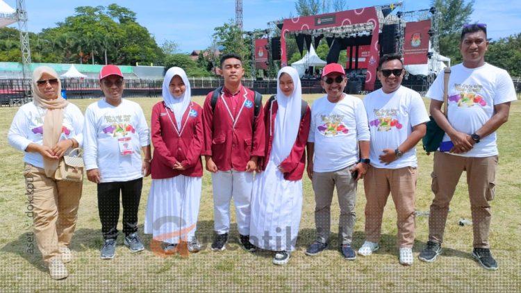 Tiga peserta Cerdas Cermat Pilkada (tengah) diapit Komisioner KPU Kabupaten Pohuwato beserta Anggota PPK Paguat, Rabu (18/9/2024).