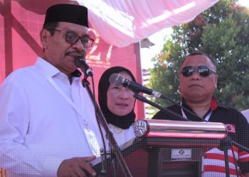 Hasan Lasiki, Ketua PKN Pohuwato (kedua kanan) nampak tengah mendampingi pasangan Yusri Helingo - Fatmawati Syarief saat konferensi pers di KPU Pohuwato, Senin (23/9/2024).