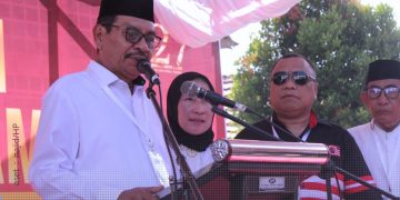 Hasan Lasiki, Ketua PKN Pohuwato (kedua kanan) nampak tengah mendampingi pasangan Yusri Helingo - Fatmawati Syarief saat konferensi pers di KPU Pohuwato, Senin (23/9/2024).
