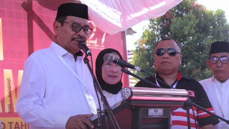 Hasan Lasiki, Ketua PKN Pohuwato (kedua kanan) nampak tengah mendampingi pasangan Yusri Helingo - Fatmawati Syarief saat konferensi pers di KPU Pohuwato, Senin (23/9/2024).