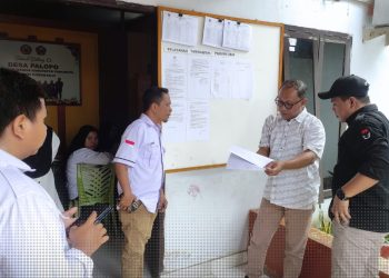 Ketua KPU Provinsi Gorontalo didampingi Kordiv Rendatin KPU Pohuwato, saat melakukan monitoring di Desa Palopo, Rabu (25/9/2024).