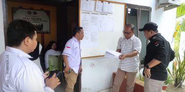 Ketua KPU Provinsi Gorontalo didampingi Kordiv Rendatin KPU Pohuwato, saat melakukan monitoring di Desa Palopo, Rabu (25/9/2024).