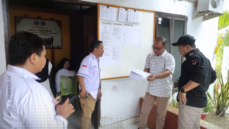 Ketua KPU Provinsi Gorontalo didampingi Kordiv Rendatin KPU Pohuwato, saat melakukan monitoring di Desa Palopo, Rabu (25/9/2024).