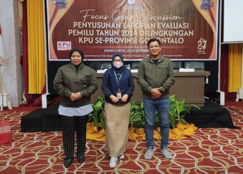 Komisioner KPU Kabupaten Pohuwato, Usman Dunda (kanan), Dian Pakaya (kiri), dan staf Sekretariat KPU, Anti Djailani (tengah).