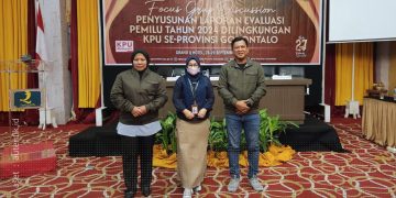 Komisioner KPU Kabupaten Pohuwato, Usman Dunda (kanan), Dian Pakaya (kiri), dan staf Sekretariat KPU, Anti Djailani (tengah).