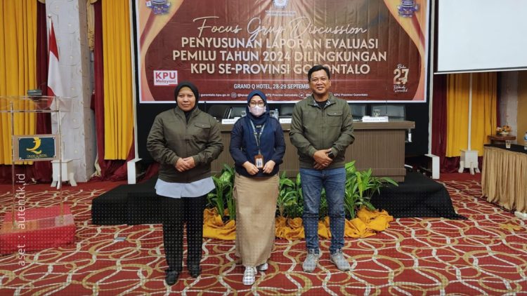 Komisioner KPU Kabupaten Pohuwato, Usman Dunda (kanan), Dian Pakaya (kiri), dan staf Sekretariat KPU, Anti Djailani (tengah).