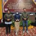 Komisioner KPU Kabupaten Pohuwato, Usman Dunda (kanan), Dian Pakaya (kiri), dan staf Sekretariat KPU, Anti Djailani (tengah).