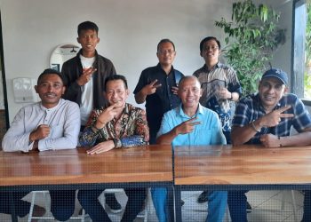 Salahudin Pakaya (kedua kiri depan) bersama Calon Wakil Bupati Pohuwato Iwan S. Adam (kedua kanan depan), Tim Pemenangan dan Tim Kuasa Hukum SIAP.