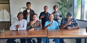 Salahudin Pakaya (kedua kiri depan) bersama Calon Wakil Bupati Pohuwato Iwan S. Adam (kedua kanan depan), Tim Pemenangan dan Tim Kuasa Hukum SIAP.