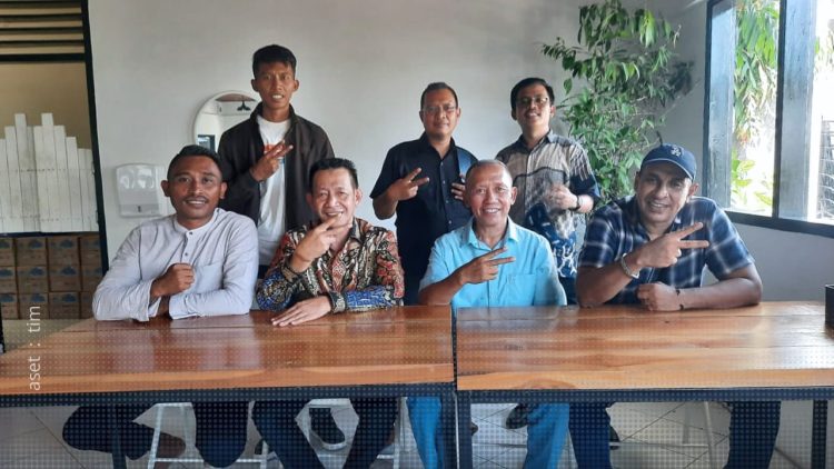 Salahudin Pakaya (kedua kiri depan) bersama Calon Wakil Bupati Pohuwato Iwan S. Adam (kedua kanan depan), Tim Pemenangan dan Tim Kuasa Hukum SIAP.