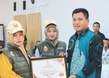 Penyerahan piagam penghargaan oleh Kordiv Rendatin KPU Pohuwato, Usman Dunda, kepada Petugas Pantarlih Pohuwato, Sabtu (21/9/2024).