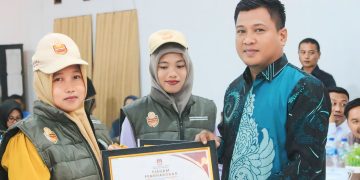 Penyerahan piagam penghargaan oleh Kordiv Rendatin KPU Pohuwato, Usman Dunda, kepada Petugas Pantarlih Pohuwato, Sabtu (21/9/2024).