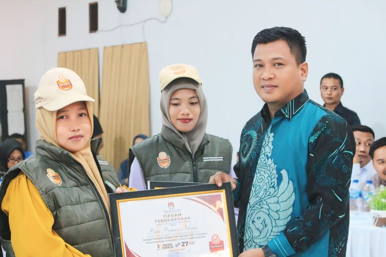 Penyerahan piagam penghargaan oleh Kordiv Rendatin KPU Pohuwato, Usman Dunda, kepada Petugas Pantarlih Pohuwato, Sabtu (21/9/2024).
