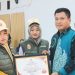 Penyerahan piagam penghargaan oleh Kordiv Rendatin KPU Pohuwato, Usman Dunda, kepada Petugas Pantarlih Pohuwato, Sabtu (21/9/2024).