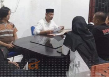 Salah satu Bapaslon saat membuat laporan di Bawaslu Pohuwato.
