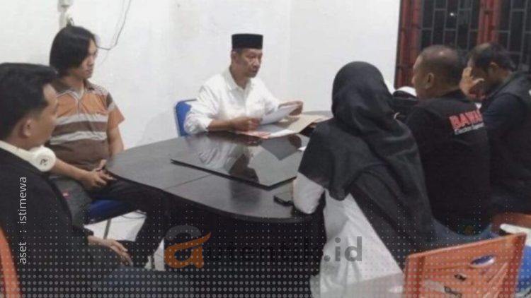 Salah satu Bapaslon saat membuat laporan di Bawaslu Pohuwato.