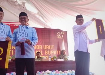 Dua pasangan calon Bupati dan Wakil Bupati Kabupaten Pohuwato usai melakukan pengundian nomor urut, Senin (23/9/2024).