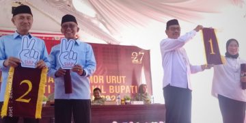 Dua pasangan calon Bupati dan Wakil Bupati Kabupaten Pohuwato usai melakukan pengundian nomor urut, Senin (23/9/2024).